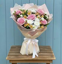 Букет цветов из:  Гвоздики, Орхидеи и Розы в Чигири