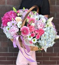 Цветочная композиция из Розы, Хризантемы, Пионы и Лизиантусы в корзине в Чигири