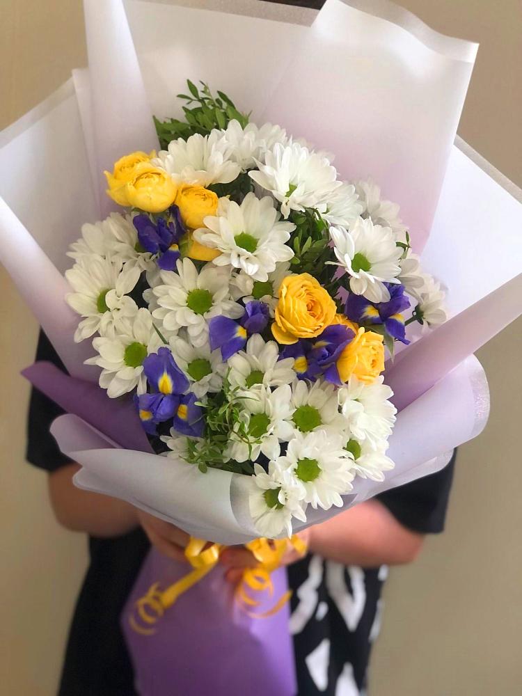 Букет цветов из: Ирисы, Хризантемы и Розы в Чигири