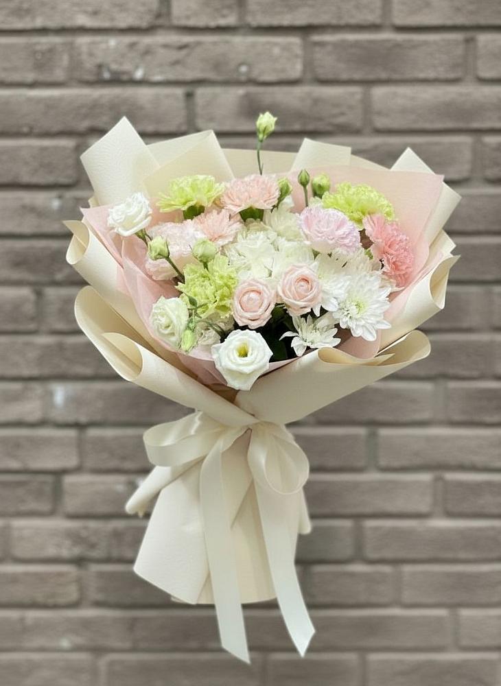 Букет цветов из: Гвоздики, Розы, Лизиантусы и Хризантемы в Чигири