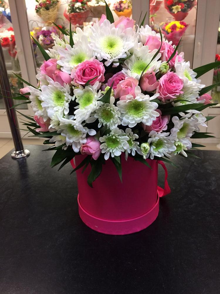 Цветочная композиция из Розы и Хризантемы в шляпной коробке в Чигири