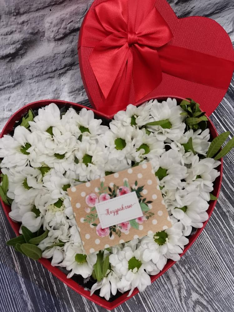 Цветочная композиция из Хризантемы в виде сердца в Чигири