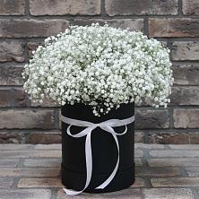 Цветочная композиция из Гипсофила в шляпной коробке в Чигири