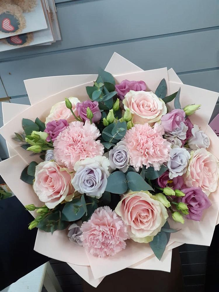 Букет цветов из: Розы, Гвоздики и Лизиантусы в Чигири