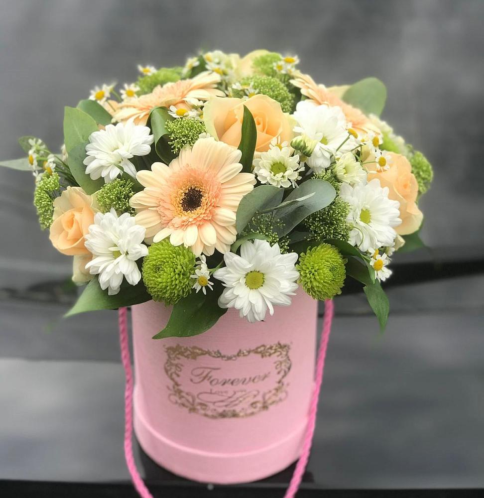 Цветочная композиция из Розы, Герберы и Хризантемы в шляпной коробке в Чигири