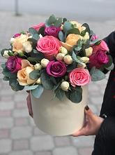 Цветочная композиция из Розы в шляпной коробке в Чигири